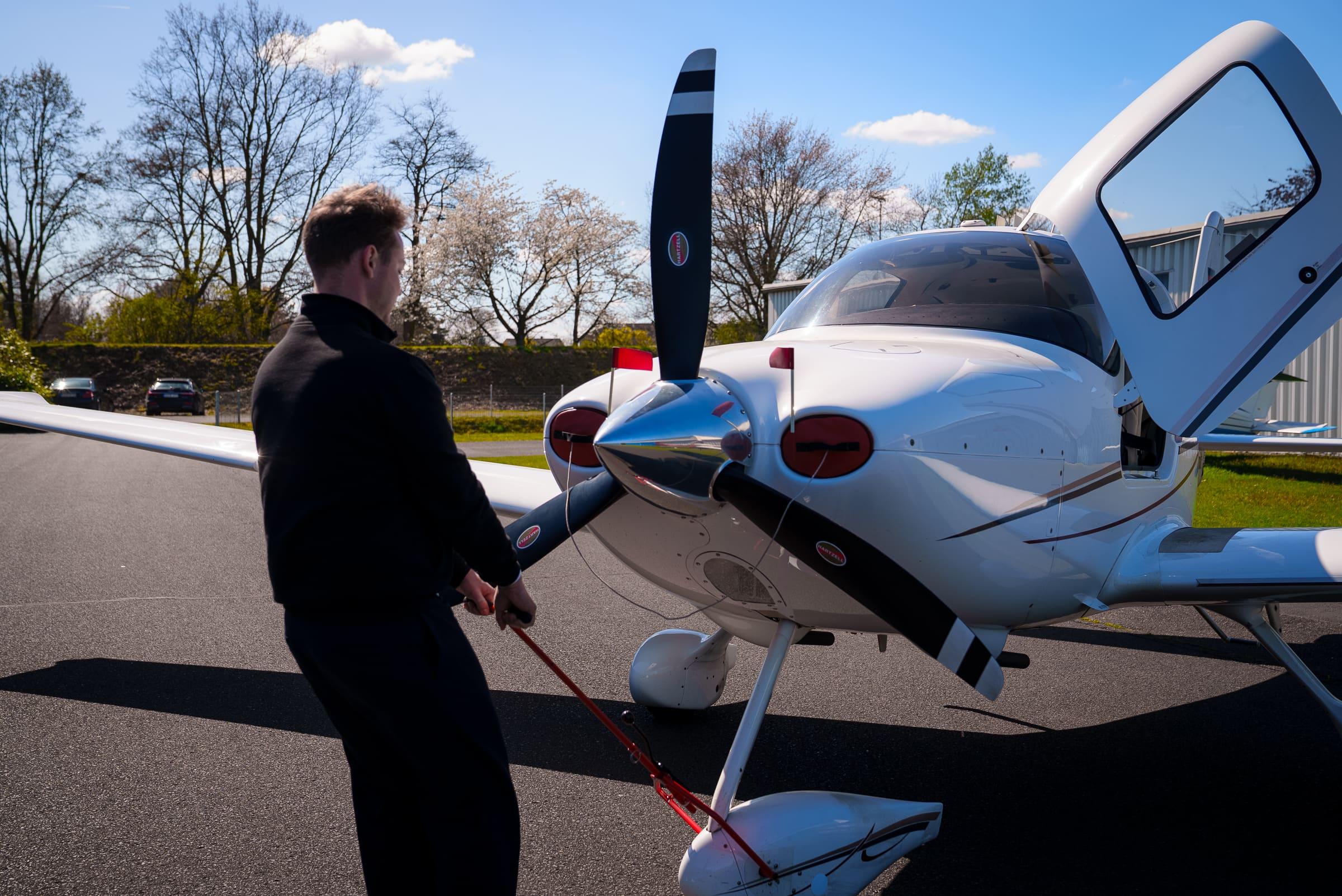 Cirrus SR20 am Flugplatz Bonn-Hangelar – Schnupperflug als Geschenk bei Advanced Aviation Training