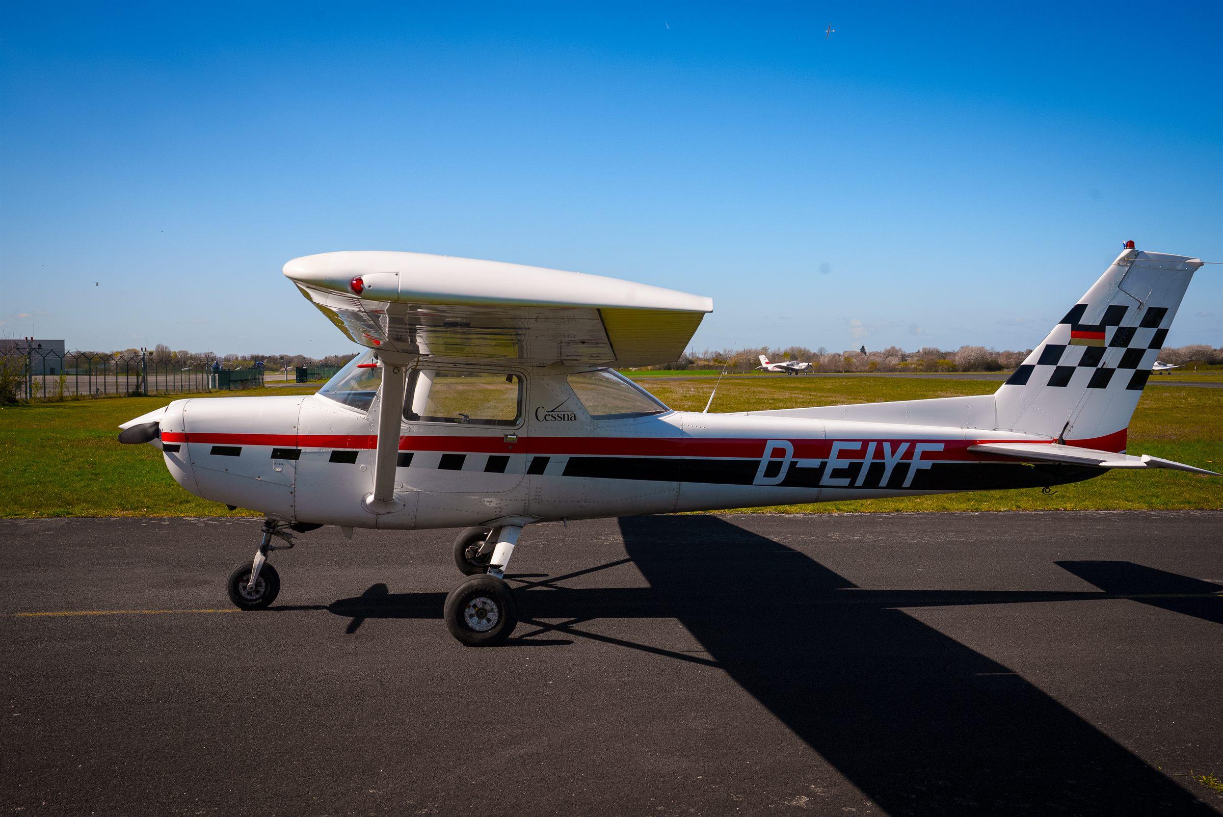 Cessna 152 D-EIYF auf dem Vorfeld am Flugplatz Bonn-Hangelar (EDKB)