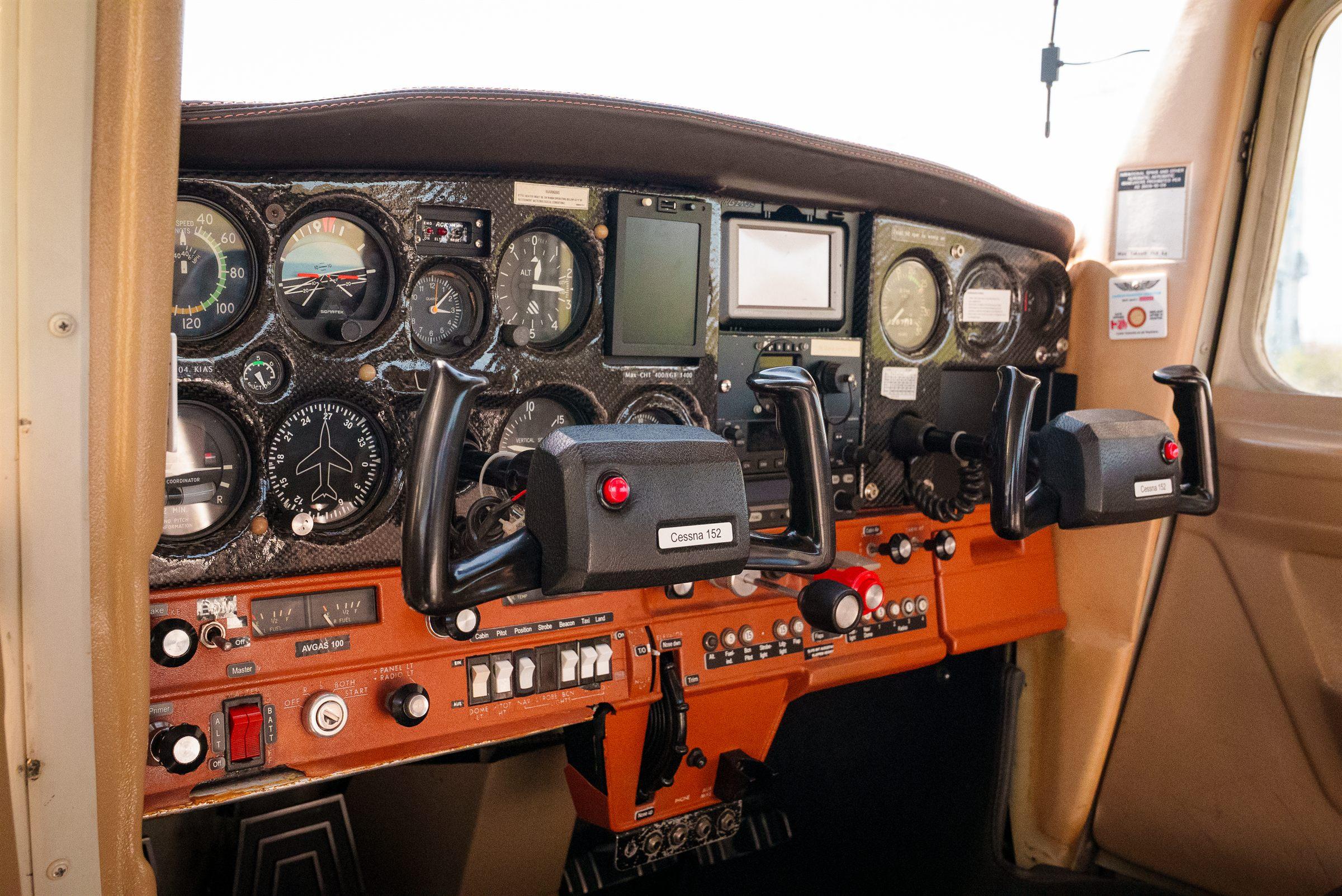 Cessna 152 – analoges Cockpit