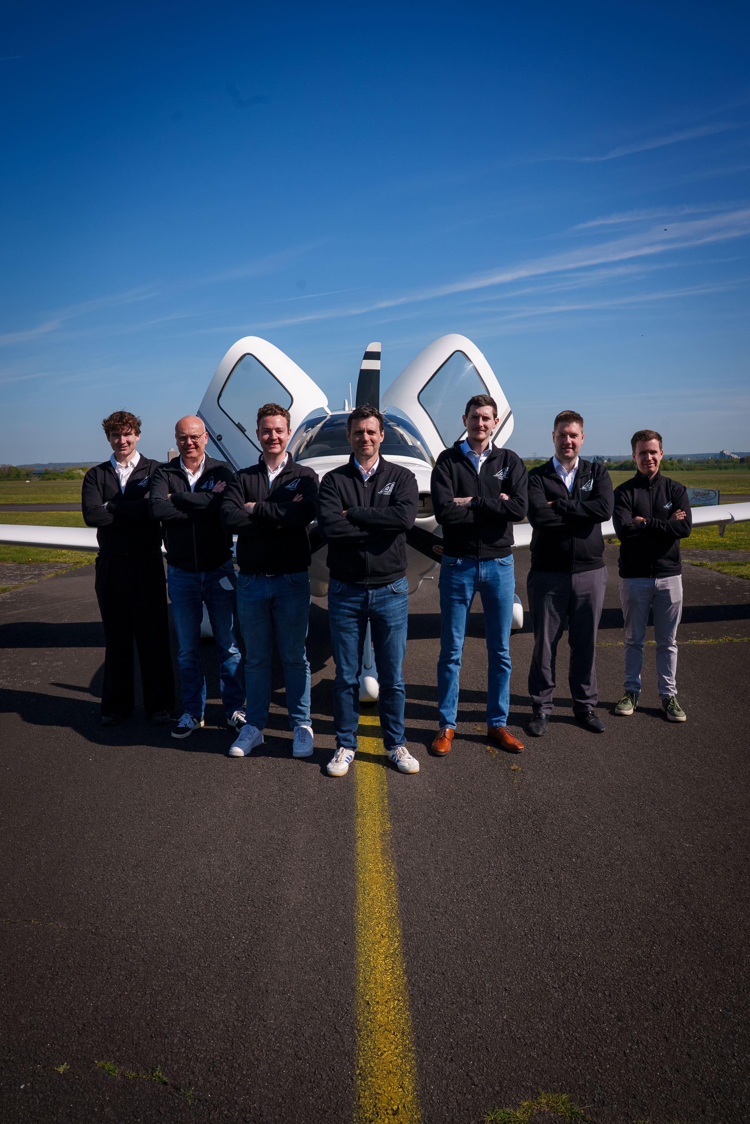 Das Team von Advanced Aviation Training vor der Cirrus SR20 am Flugplatz Bonn-Hangelar