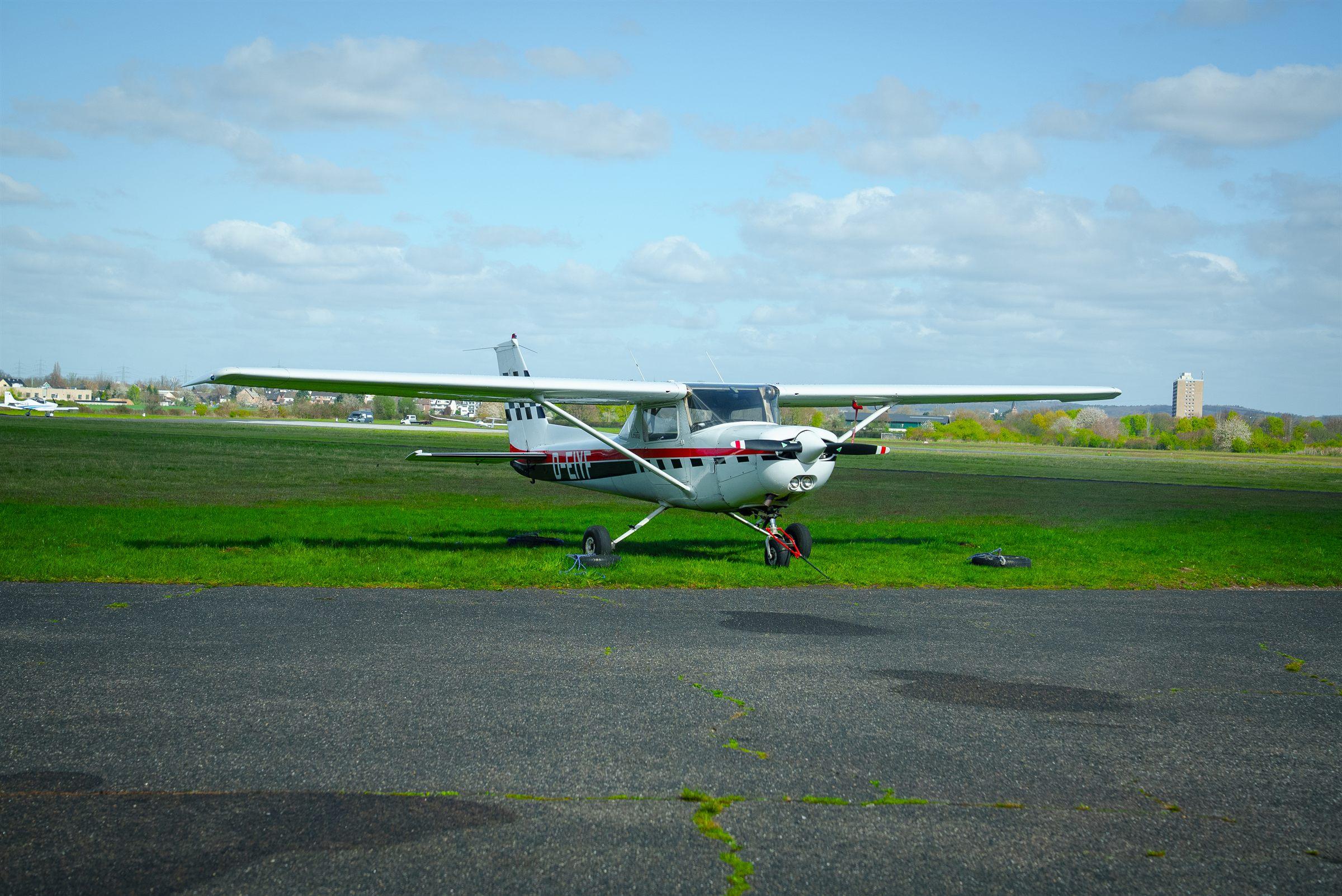 Cessna 152 D-EIYF (Frontansicht)