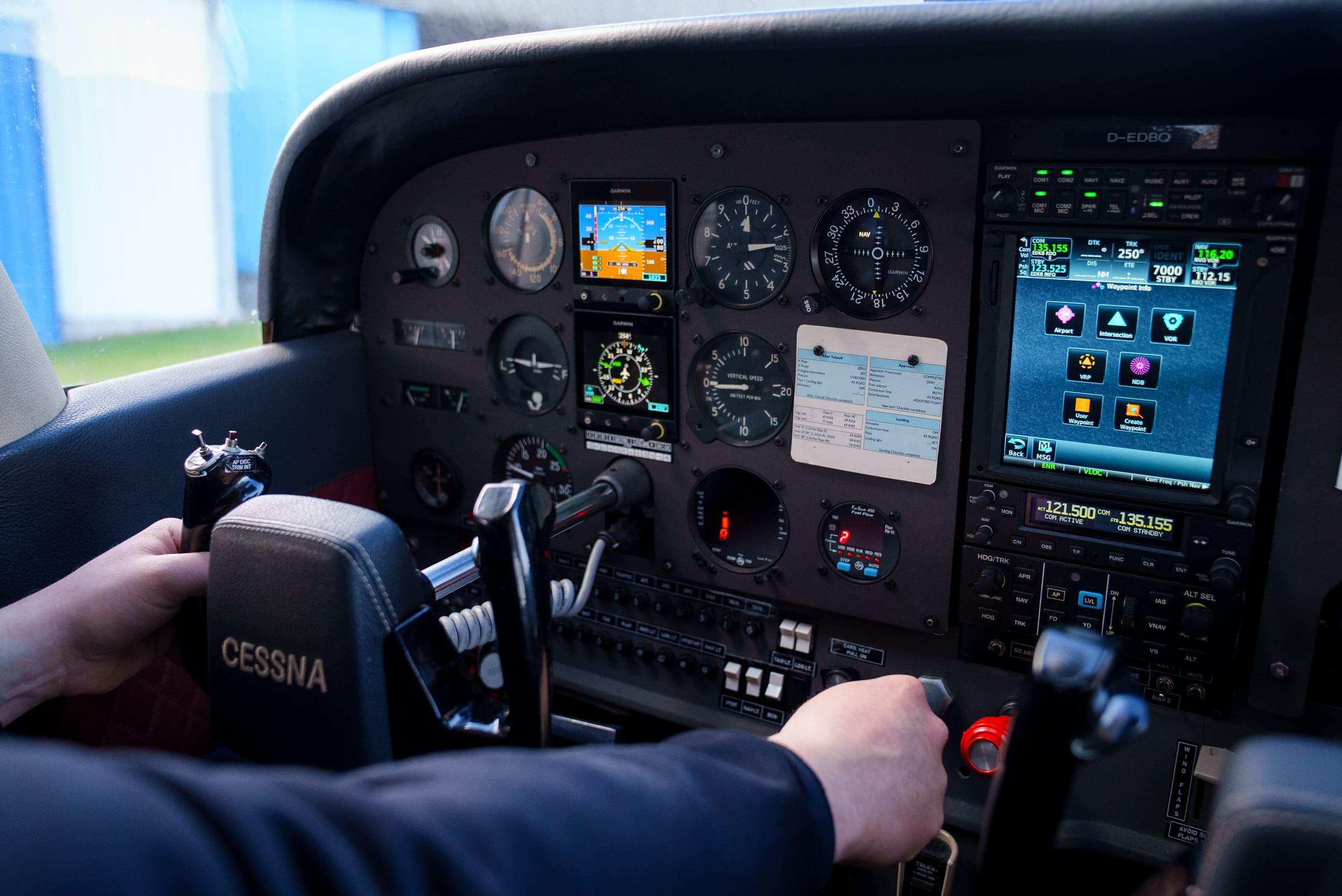 Cockpit mit Garmin Perspective Avionik – Theorieausbildung der Knowledge Academy bei Advanced Aviation Training