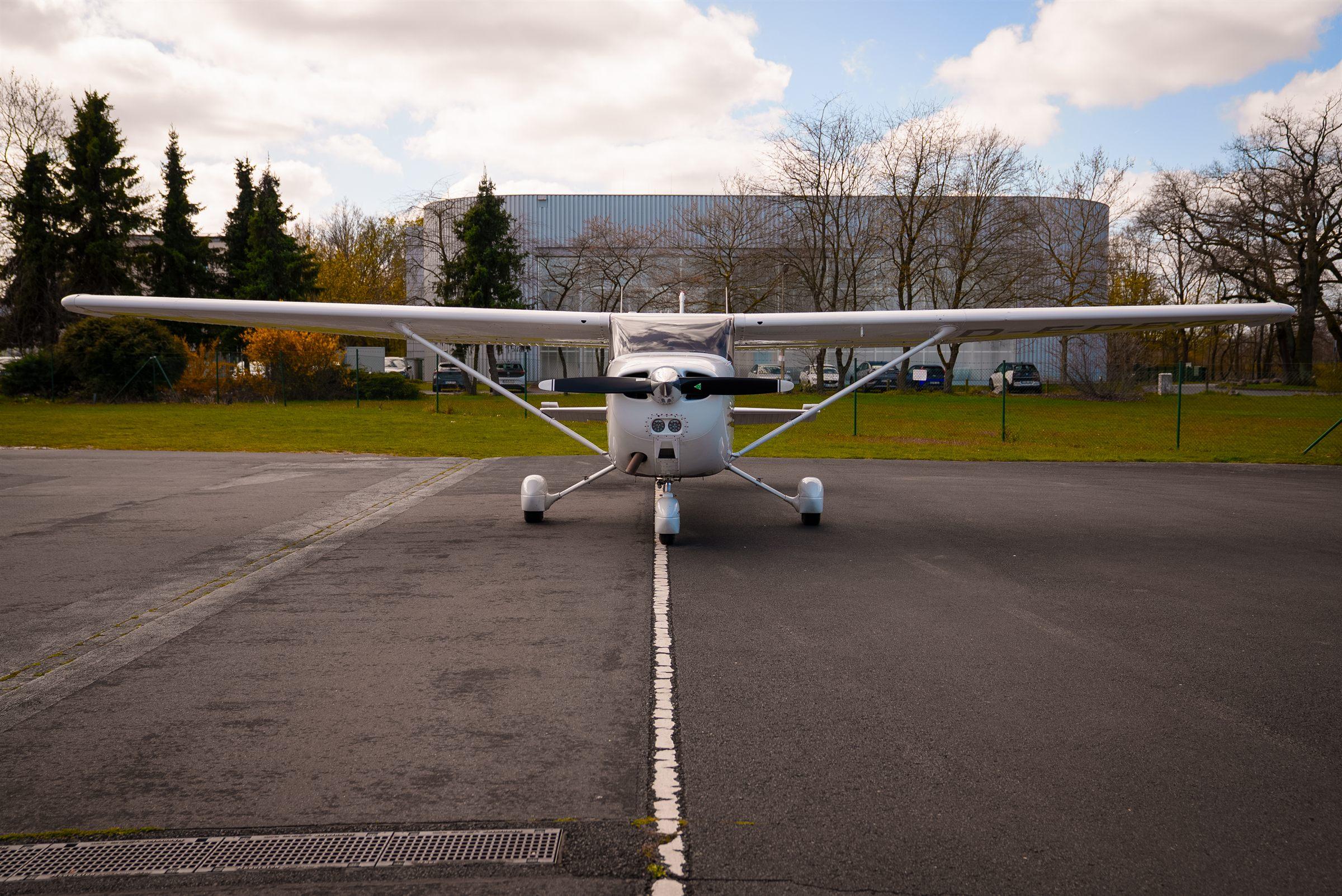 Cessna 172 am Flugplatz Bonn-Hangelar – Privatpilotenausbildung bei Advanced Aviation Training