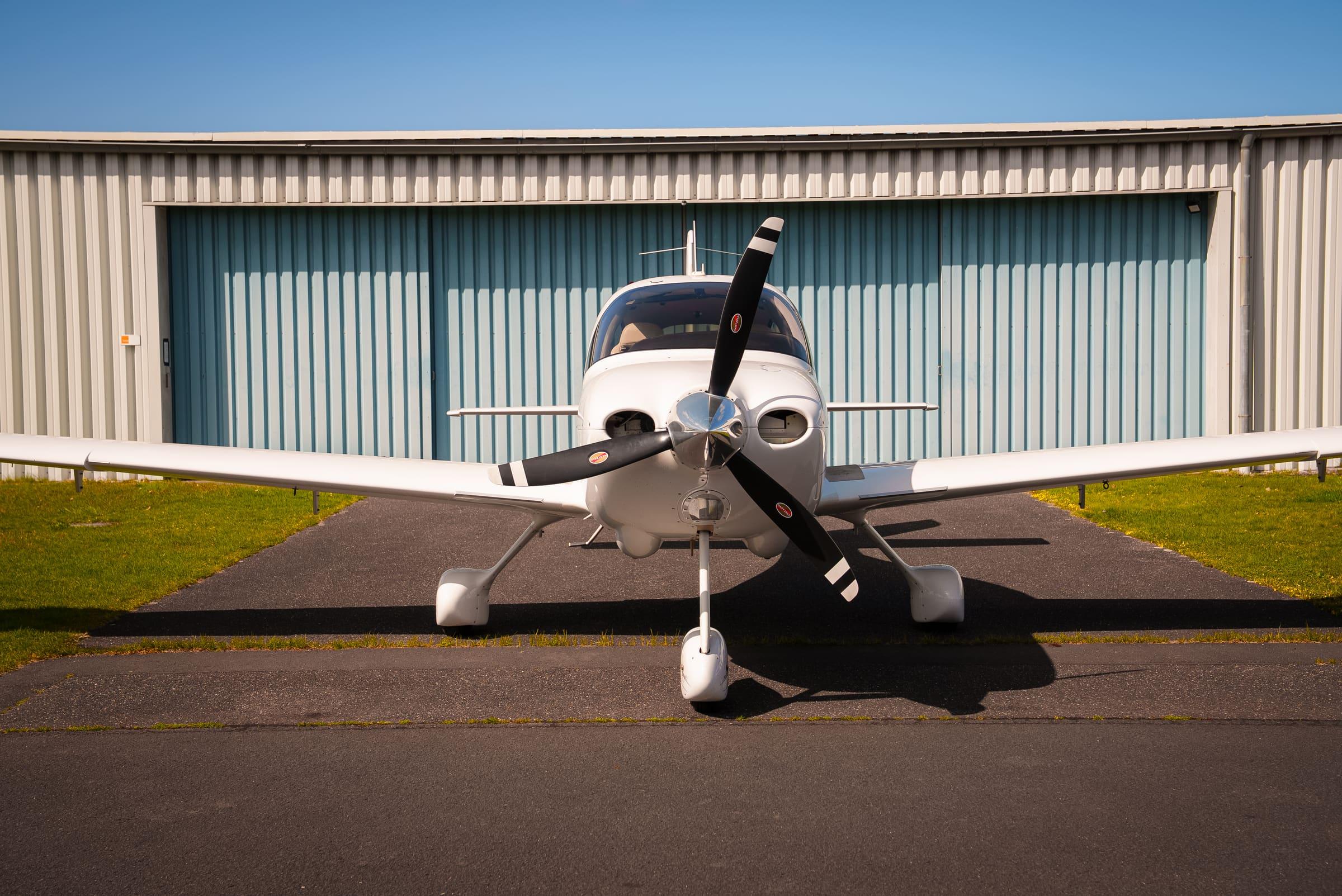 Cirrus SR20 G3 D-ECGE am Flugplatz Bonn-Hangelar – Schulflugzeug von Advanced Aviation Training