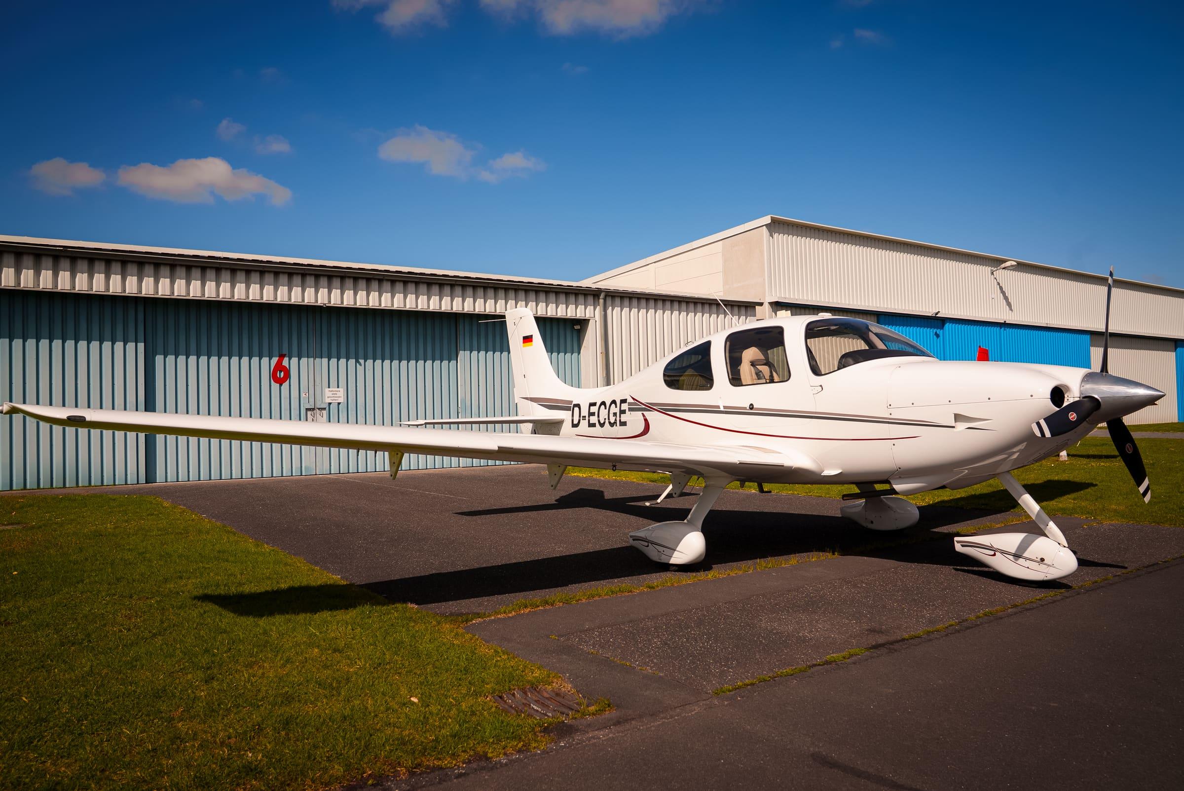 Cirrus SR20 D-ECGE am Flugplatz Bonn-Hangelar