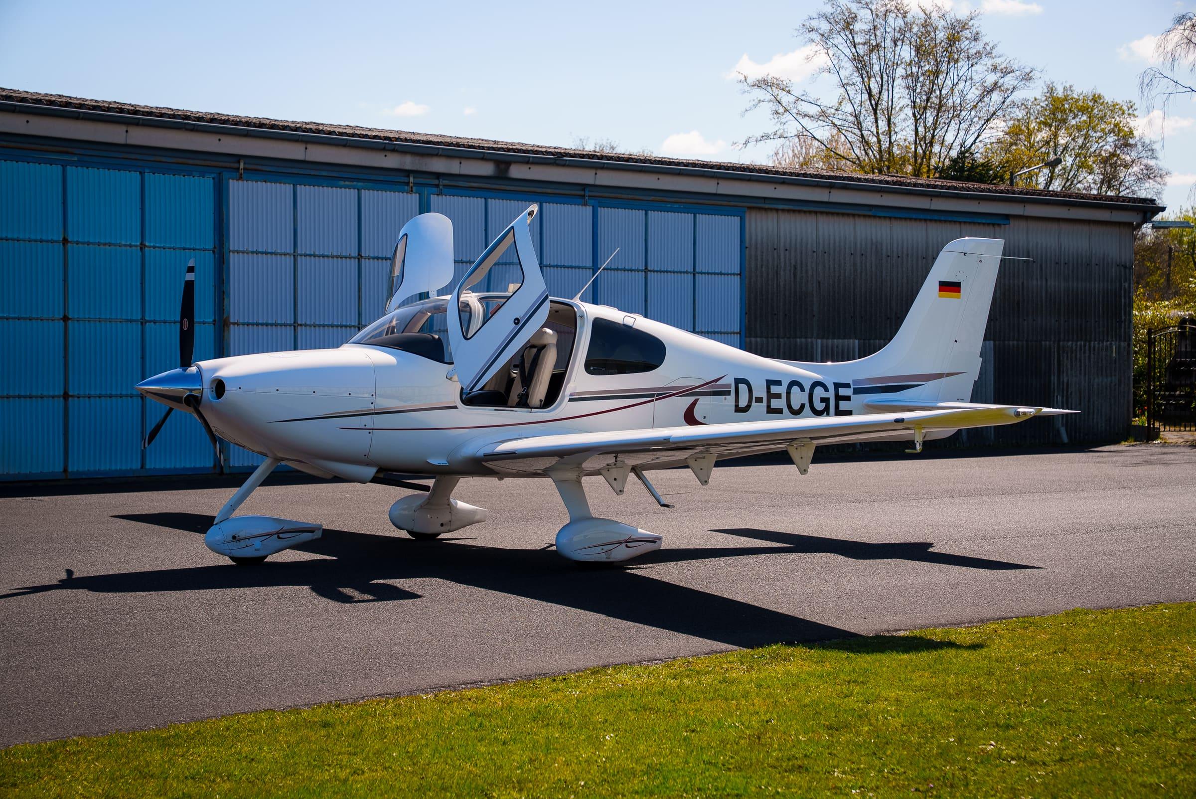 Cirrus SR20 D-ECGE vor den Hangars am Flugplatz Bonn-Hangelar (EDKB) – Advanced Aviation Training