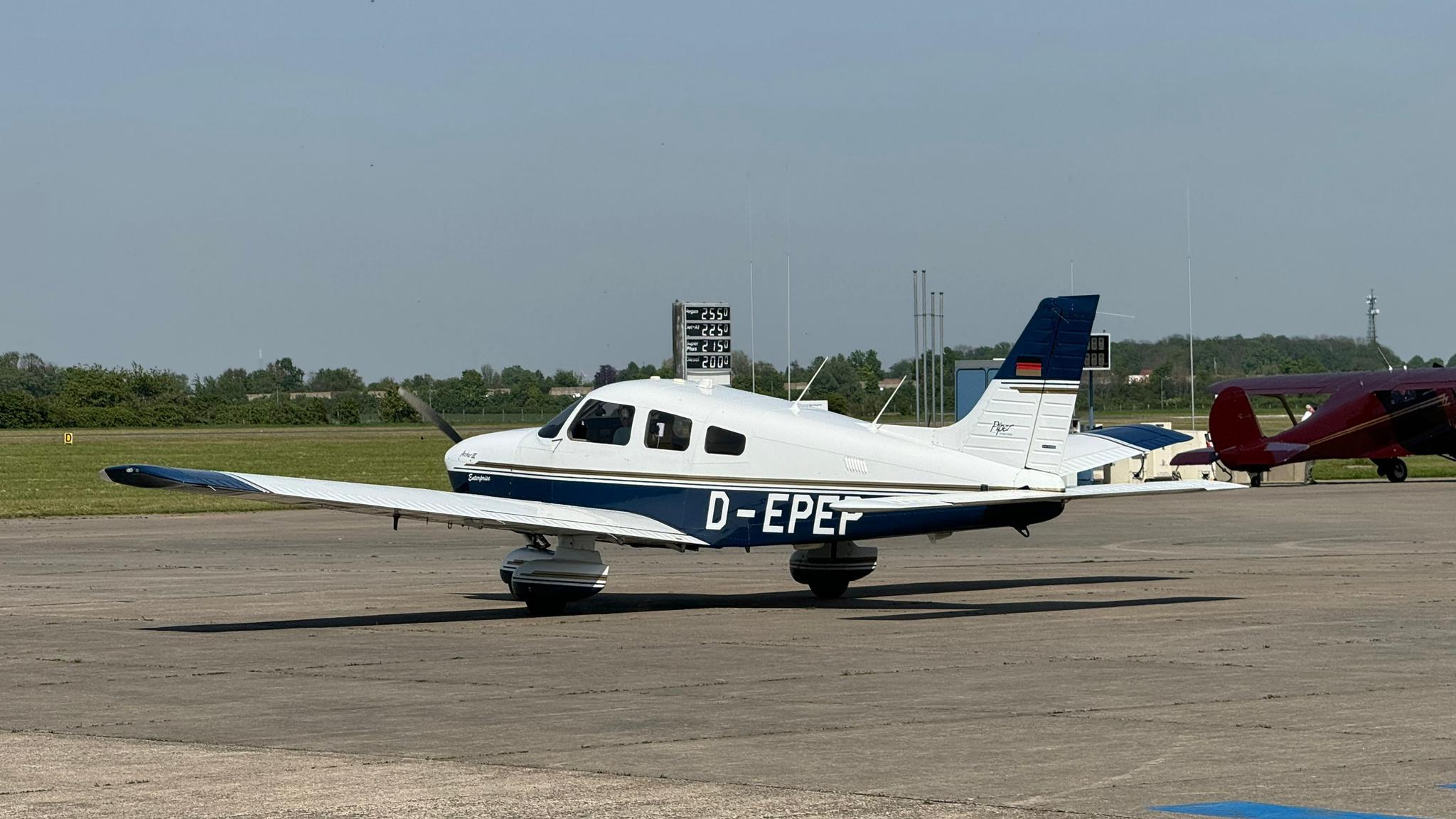Piper PA-28-181 D-EPEP am Flugplatz Bonn-Hangelar