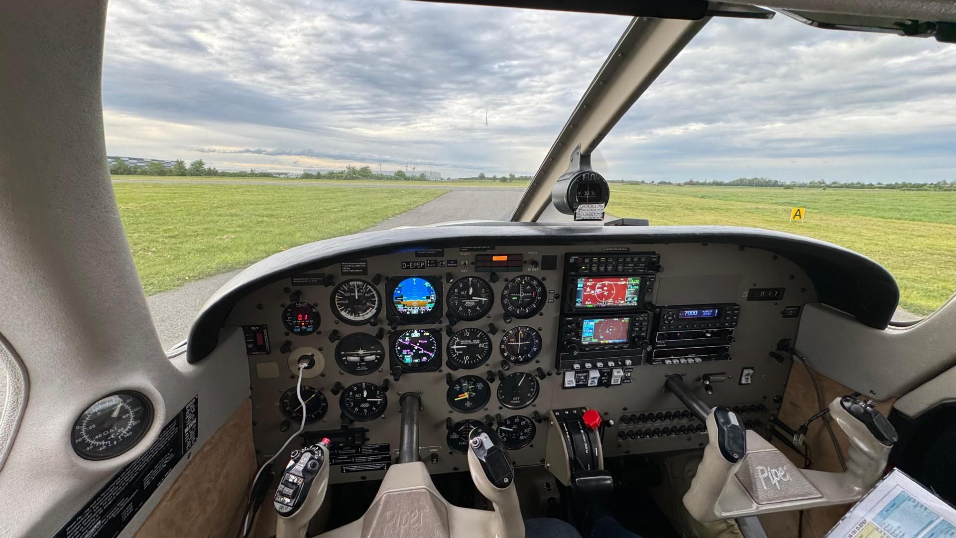 Piper PA-28-181 Cockpit