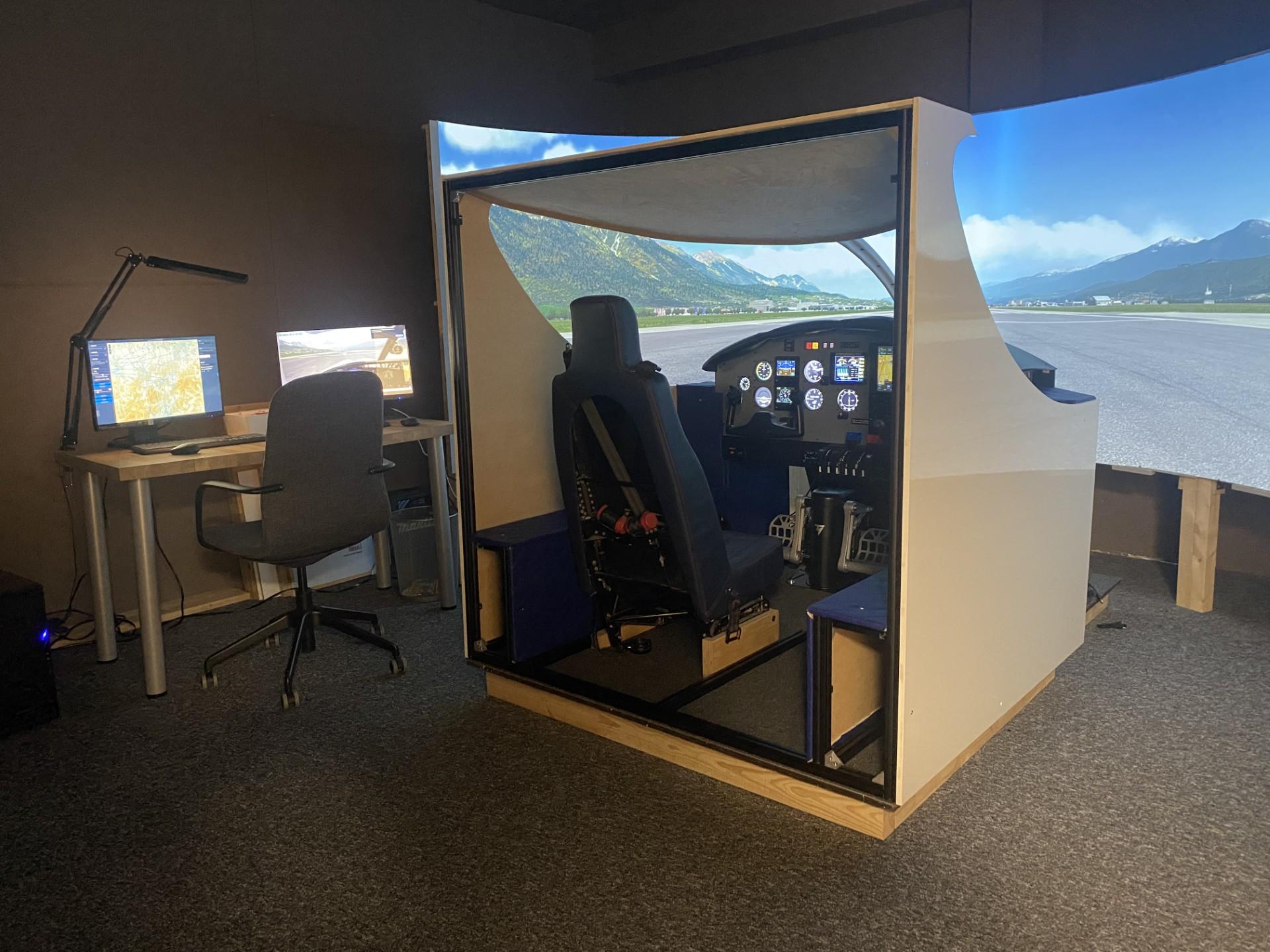 Aufbau des AAT-Flugsimulators mit Rundum-Projektion und Instruktorplatz