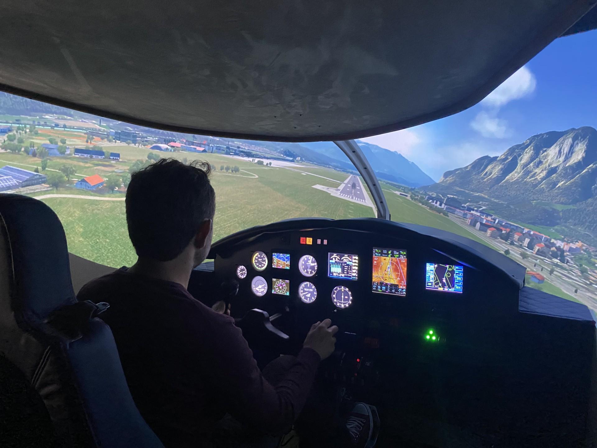 Flug im AAT-Simulator mit EFIS-Glascockpit – Anflug auf eine Bergpiste