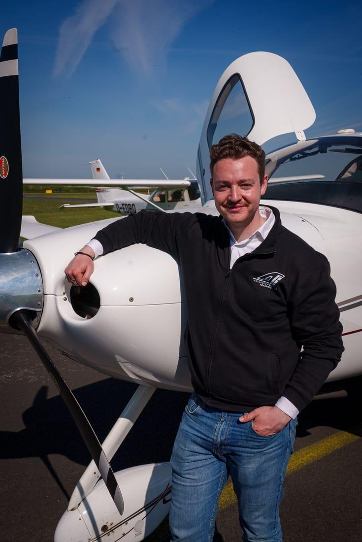 Noah Joel de Laat, Advanced Aviation Training