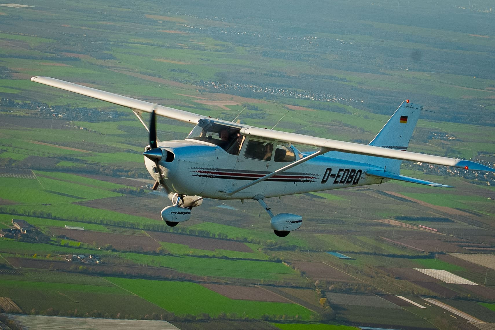 Cessna 172 D-EDBQ im Flug über dem Rheinland – Privatpilotenausbildung bei Advanced Aviation Training