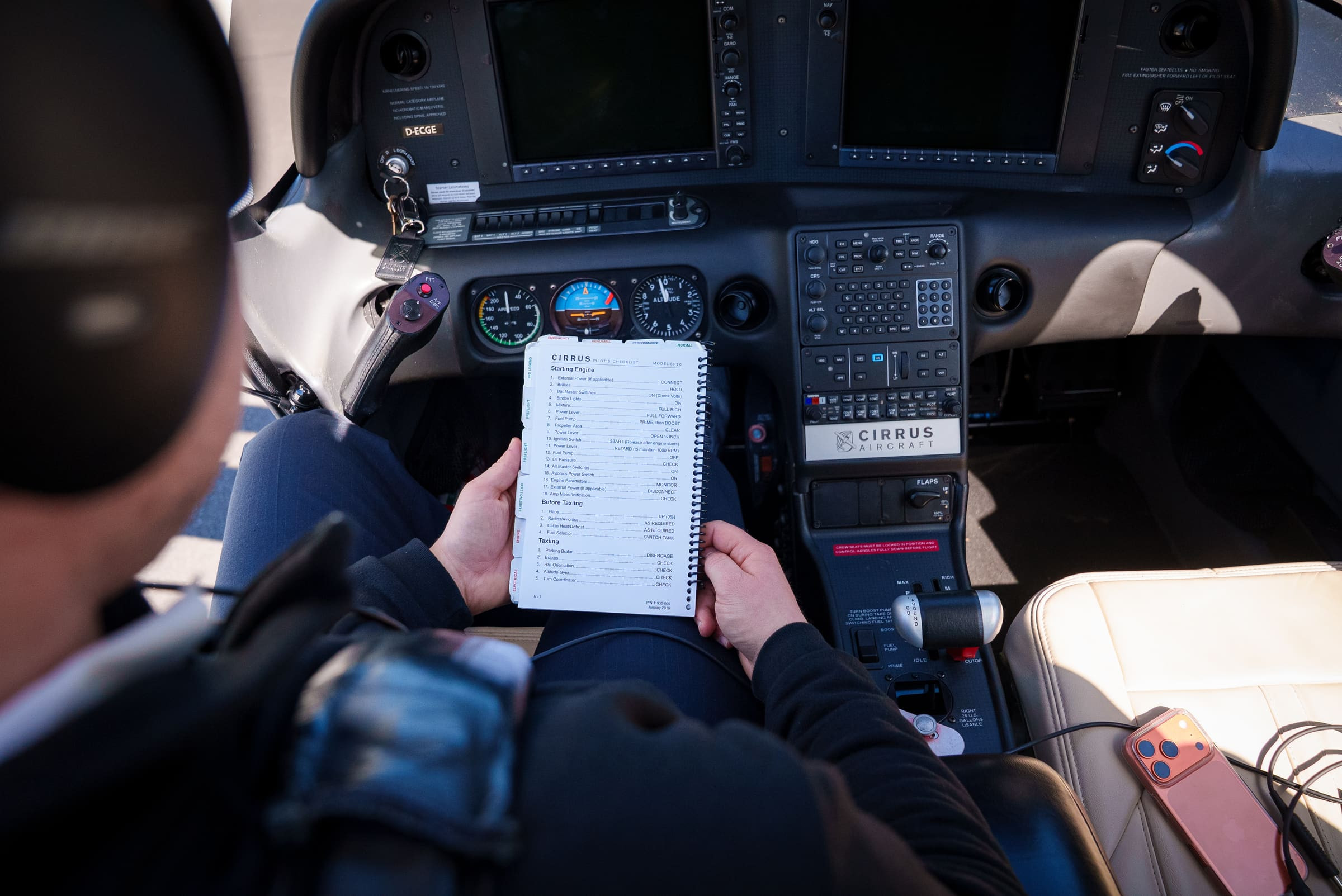 Pilot liest Cirrus SR20 Checkliste – Advanced Aviation Training